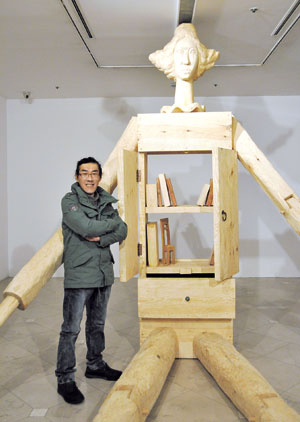 조각가 이상헌은 3m 크기의 나무 피에로 작품을 선보인다. 누구나 간직하고 있을 법한 그리움에 대한 이야기를 서정적으로 풀어놓고 있다.