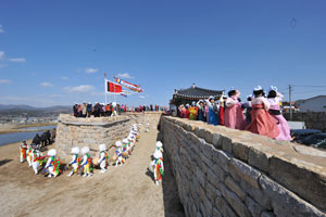 12일 제4회 청도읍성 밟기 행사가 청도읍성 일원에서 열린다. 지난해 행사 당시 여성들이 머리에 돌을 이고 읍성을 밟고 있는 모습. 청도군 제공