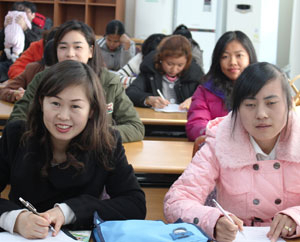 성주군다문화가족지원센터가 5일 개설한 무지개학당에 결혼이주여성 30여 명이 참여해 한국어 교육을 받고 있다.