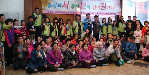 서브원 MRO 영남사업그룹 임직원들로 구성된 사랑나눔봉사단이 구미 선산읍의 성심노인복지센터 어르신들을 봉사활동을 펴고 있다. 서브원 제공