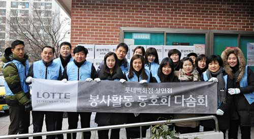 롯데백화점 대구점과 상인점은 각각 봉사 활동 단체 사나사, 다솜회를 결성하고 지역을 위한 각종 봉사활동에 적극적으로 나서고 있다. 롯데백화점 제공