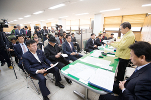남유진 구미시장이 8일 시청 기자실에서 기자회견을 열고 환경안전과를 신설하는 등 