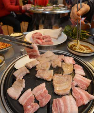 산지 돼지고기 값이 큰 폭으로 내렸지만 식당 판매가에는 반영되지 않아 소비자들의 불만이 높다. 대구 중구의 한 돼지고기 식당. 성일권기자 sungig@msnet.co.kr