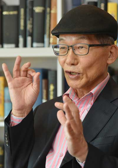 세계 다양한 언어로 된 성경을 수집하는 김동소 교수는 
