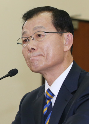 김병관 국방장관 후보자가 8일 오전 국회에서 열린 국방위원회의 인사청문회에서 부동산 투기 의혹 등을 추궁하는 위원들의 질의을 받고서 굳은 표정을 짓고 있다. 연합뉴스