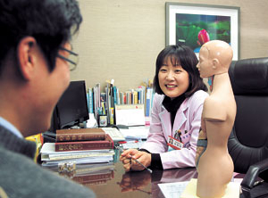 한방에서는 위산이 식도로 올라와 염증을 일으키는 역류성 식도염을 다스리기 위해 위산을 억제하고 통증을 완화시키는 약재를 주로 사용한다.