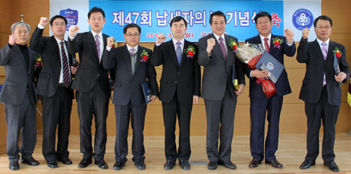 왼쪽부터 만경관세사무소 홍하주 사무장, 엘지이노텍㈜ 손경락 부장, ㈜TSD 이종수 이사, ㈜케이이씨 이종록 과장, 박윤락 구미세관장, 도레이배터리세퍼레이트필름한국(유) 이와모토 다카시 대표, ㈜대평 김경재 대표이사, 성안합섬㈜ 박상원 대표이사.