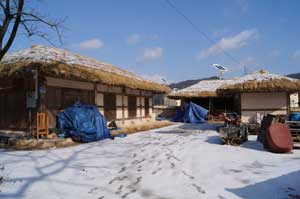 상주 동학교당은 1924년 김주희 선생이 건립했으며 동서남북 방향으로 배치된 점이 특징이다.