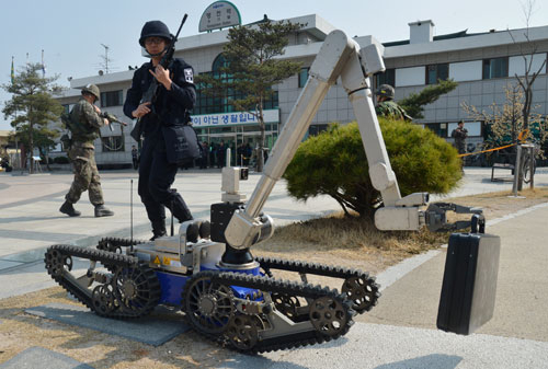 최근 유엔의 대북제재와 키리졸브 한미연합 군사훈련에 반발해 북한이 정전협정 백지화를 선언하는 등 남북관계의 긴장이 극에 치닫고 있는 가운데 12일 영천역에서 독수리훈련의 일환으로 민