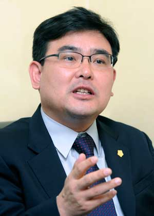대한변호사협회 감사로 선출된 김병익 변호사가 감사로서의 역할을 다하겠다며 각오를 다지고 있다. 김태형기자 thkim21@msnet.co.kr