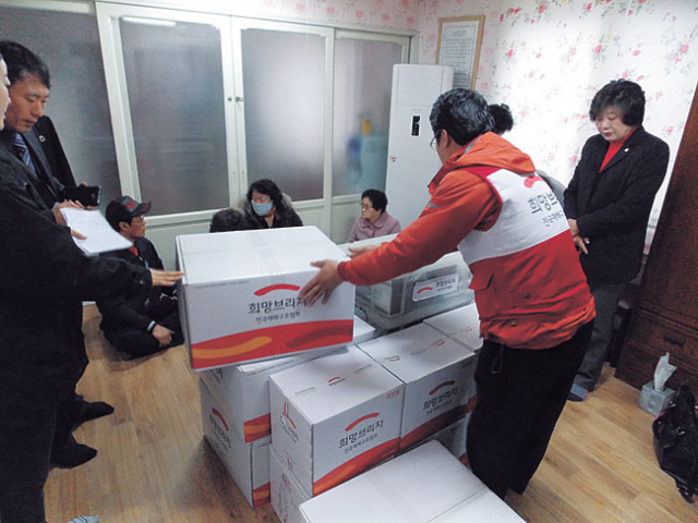 희망브리지 전국재해구호협회 회원들이 13일 포항 용흥동 우미경로당을 찾아 산불로 집을 잃은 이재민들에게 구호물품을 전달했다. 신동우기자