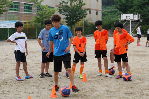 운동선수들의 재능 기부가 확산되고 있다. 사진은 대구FC가 지난해부터 실시하고 있는 축구클리닉 모습. 대구FC 제공