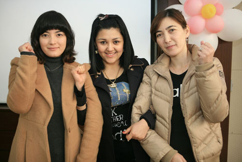 대경대 보육교사교육원에 입학한 결혼이주여성 3인방. 무하바트, 굴미라, 손질로라 씨.(왼쪽부터)