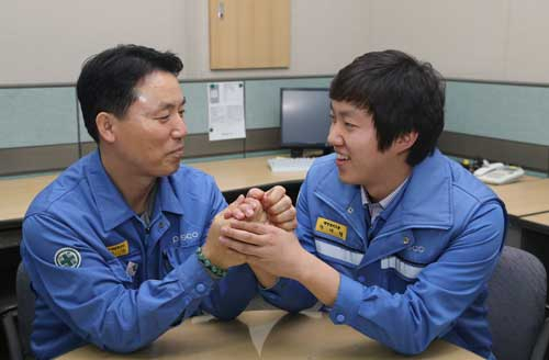 포스코 파이넥스 기술부 이상득(57) 씨와 행정섭외그룹 이대형(27) 씨는 직장 선후배이기에 앞서 부자관계다. 아버지와 아들은 함께 길을 걸을 수 있어 행복하다고 했다. 포항