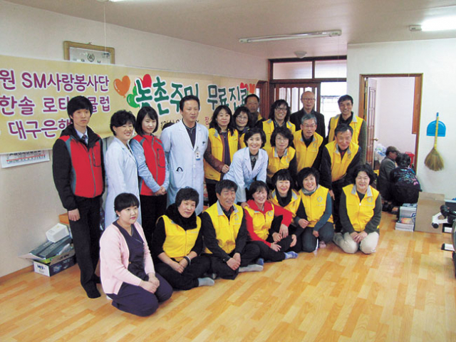 경산로타리클럽과 한솔로타리클럽, 세명병원은 경산 용성면 미산1리에서 주민 120명에게 검강검진 진료봉사를 했다.