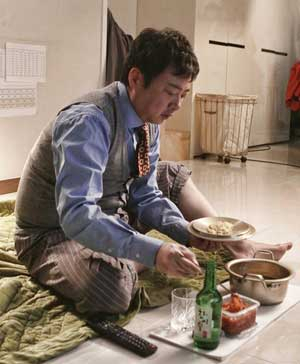 최근 한 시트콤에서 외국에 있는 가족을 위해 고군분투하다 비참한 최후를 맞은 만년과장 