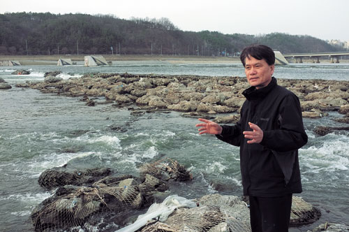 환경운동연합 안동지회 김수동 사무국장은 쇄굴현상으로 붕괴 위험에 처한 안동보의 심각성을 알리고 있다. 권오석 기자