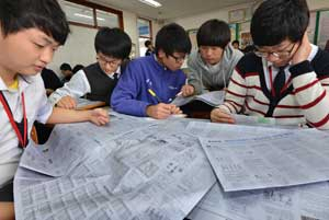 복잡하고 다양한 대입 전형 때문에 대입 전략을 세우는 것이 쉽지 않은 가운데 올해 처음으로 선택형 수능시험이 치러짐에 따라 대입 전략을 세우는 데 고려해야 할 변수가 더 늘었다. 지난해 수능시험 후 배치기준표를 보며 대입 전략을 짜는 학생들 모습. 매일신문 자료사진