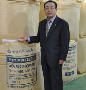 곽성근 대표가 영천 대창면 공장에서 기능성 사료첨가제에 대해 설명하고 있다. 민병곤기자