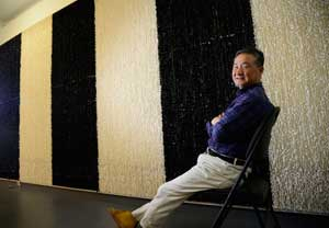 현대미술가 송광익은 오랫동안 종이라는 물성을 탐구하며 작업해왔다. 맥향화랑에서 한지를 이용한 설치작품을 선보인다.