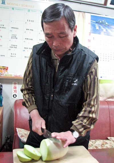 저녁 찬거리를 준비하고 있는 김무근 씨.