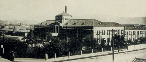 1928년 병원 전경 = 1907년 문을 연 동인의원의 모습을 담은 사진은 현재 남아있지 않다. 일제가 패망하면서 기록들을 모두 가져갔는지, 이후 한국전쟁을 거치면서 소실됐는지 알 길이 없다. 원래 동문정에 처음 세워졌던 병원은 1926년 대화재 이후 완전히 사라졌고, 1928년 현재 경북대병원 위치로 옮겨 신축됐다. 1930년대 동성로 = 근대식 상점이 들어서 있는 1930년대 대구 동성로 일대의 모습. 이때만 해도 근대식 건물들이 도심 곳곳에 들어섰지만 1907년 문을 연 동인의원은 당시만 해도 눈에 띌 정도로 큰 건물이었다고 한다.