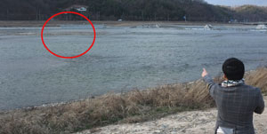 낙동강사업준공 1년도 안 돼 안동보 하류에 모래톱이 형성돼 보 시공 부실 논란이 일고 있다. 붉은선 부분이 모래톱. 권오석 기자