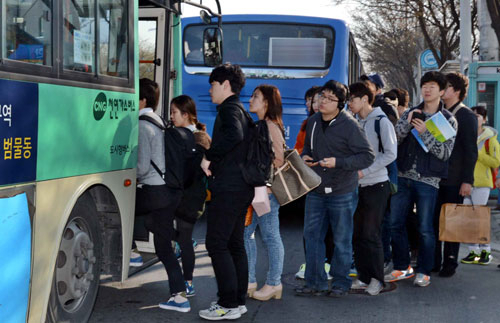 25일 오전 경산지역으로 통학하는 학생 등 시민들이 지하철 안심역에 내린 뒤 814번 버스를 타고 있다. 김태형기자 thkim21@msnet.co.kr