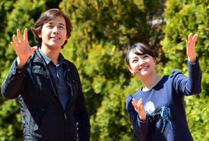 ▲3년 전 계명아트센터에서 사랑을 싹 틔워 뮤지컬 스타 부부가 된 김소현(오른쪽)·손준호 씨가 계명문화대 캠퍼스에서 봄기운을 만끽하고 있다.