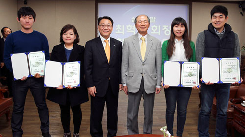 장학금을 기탁한 최혁영 대표와 장학금을 받은 영남대 학생들. 왼쪽부터 류상훈