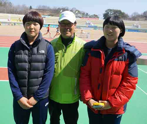 2013 경북소년체전 육상 여중부에서 나란히 우승한 쌍둥이 이우진(왼쪽)