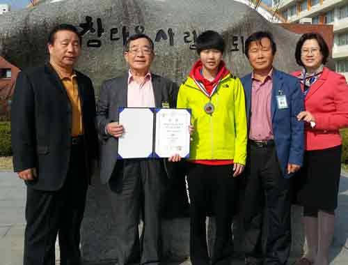 전국중고종별탁구대회에서 은메달을 목에 건 상서고 김별님(가운데)이 학교 관계자와 함께 포즈를 취했다. 상서고 제공