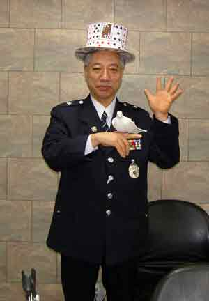 김창곤 경위가 경찰 제복을 입고 비둘기 마술을 선보이고 있다.