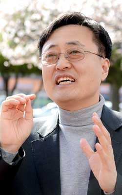 2013 컬러풀 대구페스티벌의 총지휘를 맡게 된 최주환 신임 예술감독이 올해 축제는 시민 참여형으로 대구에 흥을 불어넣고, 문화도시로서의 위상을 높이겠다는 계획을 설명했다.
