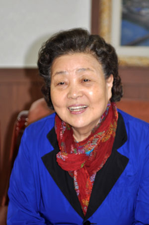 지난달 29일 영천시민회관에서 강연을 마친 뒤 활짝 웃고 있는 강부자 씨. 민병곤기자