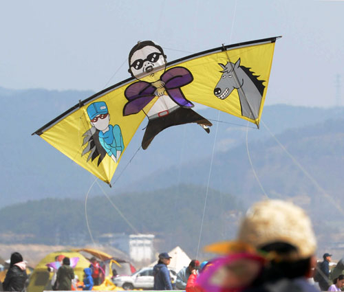 의성군과 매일신문사 공동 주최로 29-31일 의성군 안계면 위천둔치에서 열린 제3회 의성국제연날리기대회에서 