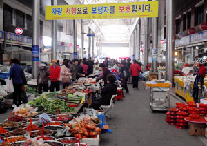 왜관전통시장2지구의 평일과 전통시장날 풍경. 시장 내 도로는 날짜에 따라 노점장터가 되기도하고 차가 다니는 도로의 기능을 하기도 한다. 이영욱기자