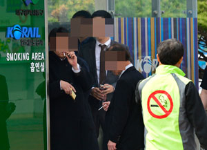 금연구역인 동대구역 광장에서 1일부터 흡연 단속이 시작된 가운데 동구청 직원이 흡연자들에게 다가가 흡연실 안에서 문을 닫고 담배를 피우라고 말하고 있다. 우태욱기자 woo@msnet.co.kr