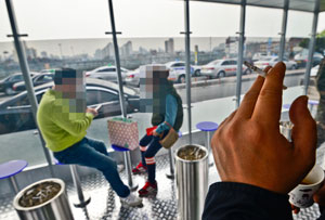 금연구역인 동대구역 광장에서 1일부터 흡연 단속이 시작된 가운데 역 광장에 마련된 흡연실에서 흡연자들이 담배를 피우고 있다. 우태욱기자 woo@msnet.co.kr