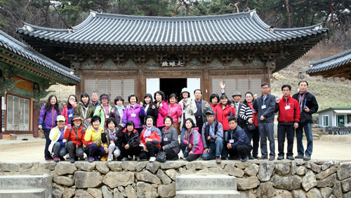 안동시는 결혼이주여성과 새터민, 귀농인 등 안동지역으로 이주해온 시민들을 대상으로 안동문화바로알기 팸투어를 실시하고 있다. 2일 첫 팸투어에 나선 참가자들이 봉정사에서 기념촬영을 하고 있다. 안동시 제공