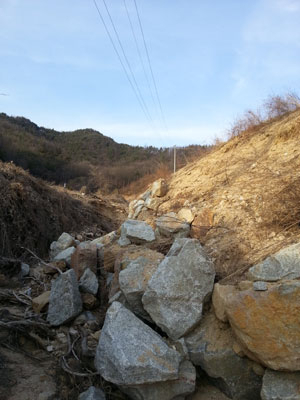 A산업이 지난해 7월 김천시 남면에 공장을 신축하면서 경사면과 축대 공사 등을 제대로 하지 않아 비만 오면 무너져 내려 인근 토지 소유주들이 피해 복구를 호소하고 있다. 구미