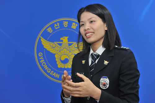 결혼이주여성으로 외국어 전문요원 특별채용으로 지난해 10월부터 경산경찰서 외사계에 근무하고 있는 베트남 출신 피티옥란 경장.