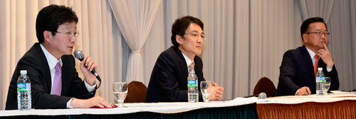 유승민(왼쪽) 새누리당 의원과 김부겸(오른쪽) 전 민주통합당 의원이 3일 대구 그랜드호텔에서 매일신문 이상훈 편집국장의 사회로 진행된 