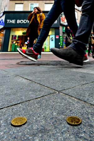 2일 오후 대구 동성로에 10원짜리 동전이 떨어져 있지만, 사람들은 무관심한 표정으로 그냥 지나치고 있다.