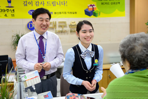 김근후 부지점장과 이지은 행원이 나란히 고객 응대를 하고 있다. 멘토-멘티로 엮인 김근후 부지점장과 이지은 행원은 사이 좋은 부녀지간을 연상시킨다. 우태욱기자 woo@msnet.co.kr