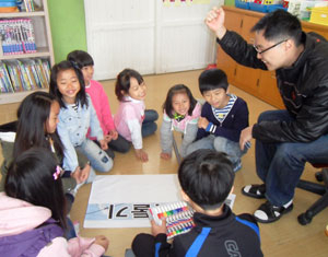 육남매 의형제를 맺은 학생들이 지도교사와 함께 캐릭터 그리기를 하며 즐거워하고 있다.