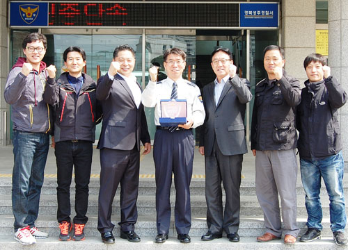 올해 1분기 경북지방경찰청 평가에서 베스트 형사팀에 선정된 성주경찰서 수사과 강력팀원들이 류상열(가운데) 서장과 함께 완벽한 치안 질서 확립을 결의했다. 성주경찰서 제공