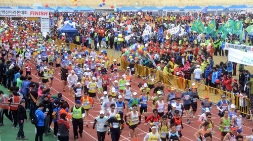 제11회 매일신문 영주 소백산마라톤대회가 7일 영주 시민운동장 일원에서 열려 풀코스에 출전한 선수들이 힘차게 출발하고 있다. 이날 대회는 5㎞, 10㎞, 하프, 풀코스 등에 선수와 자원봉사자, 가족 등 1만2천여 명이 참여해 대회 사상 최고의 참가기록을 세우며 성황리에 열렸다. 이채근기자 mincho@msnet.co.kr