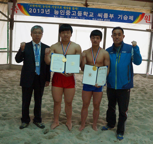 올 첫 전국씨름대회에서 금메달을 목에 건 능인고 전도언