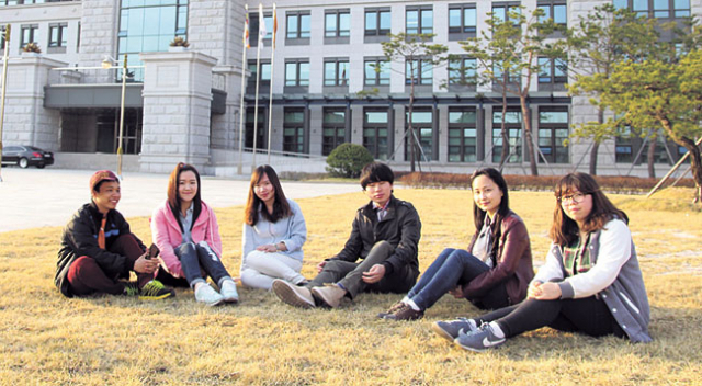 2013년 GKS 외국인 우수자비 장학생으로 선발된 외국인 유학생 6명. 동국대 경주캠퍼스 제공